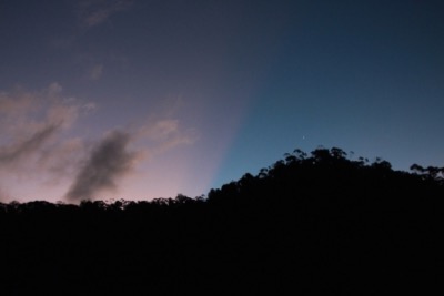 Levé de soleil sur la forêt malgache.